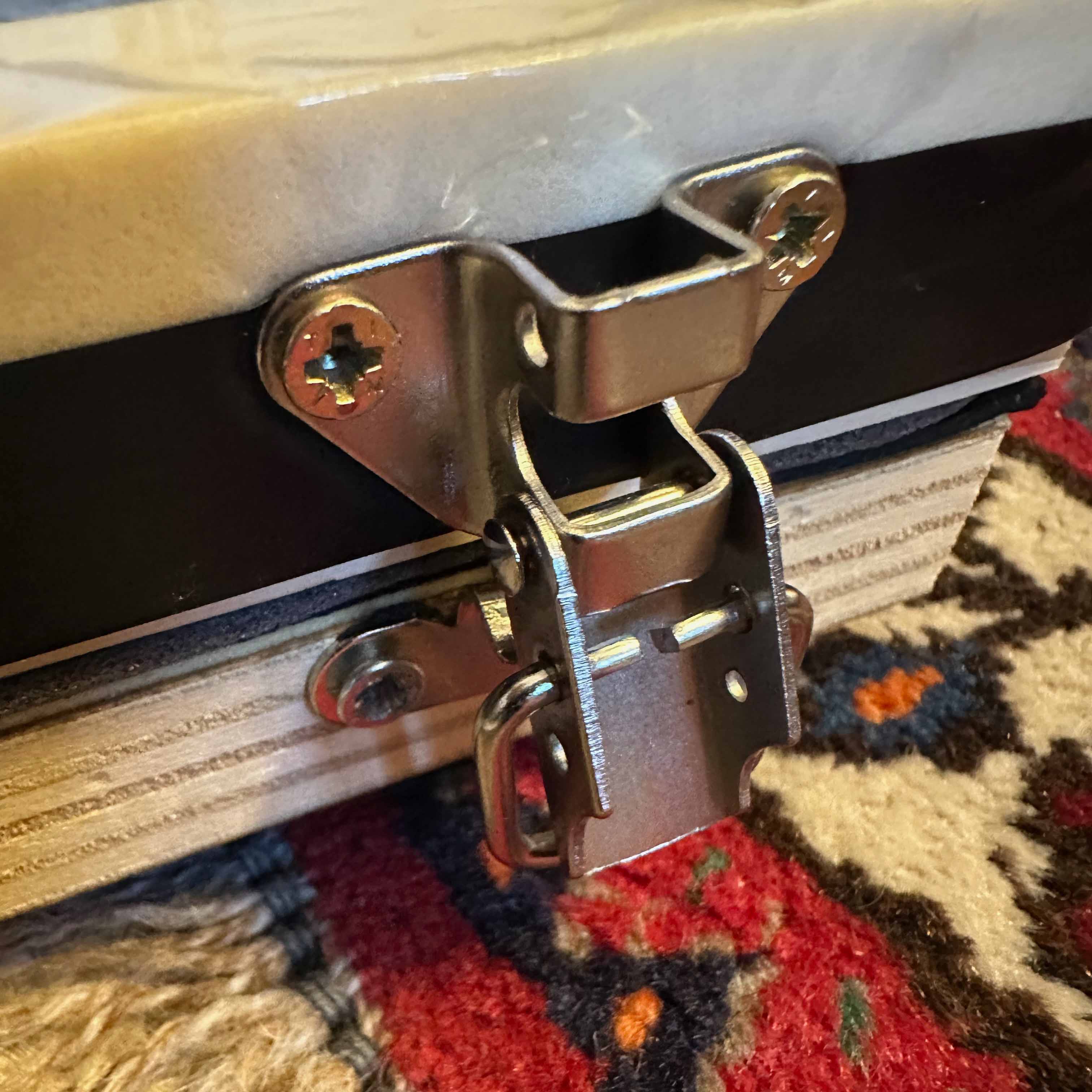 Toggle latch clasp